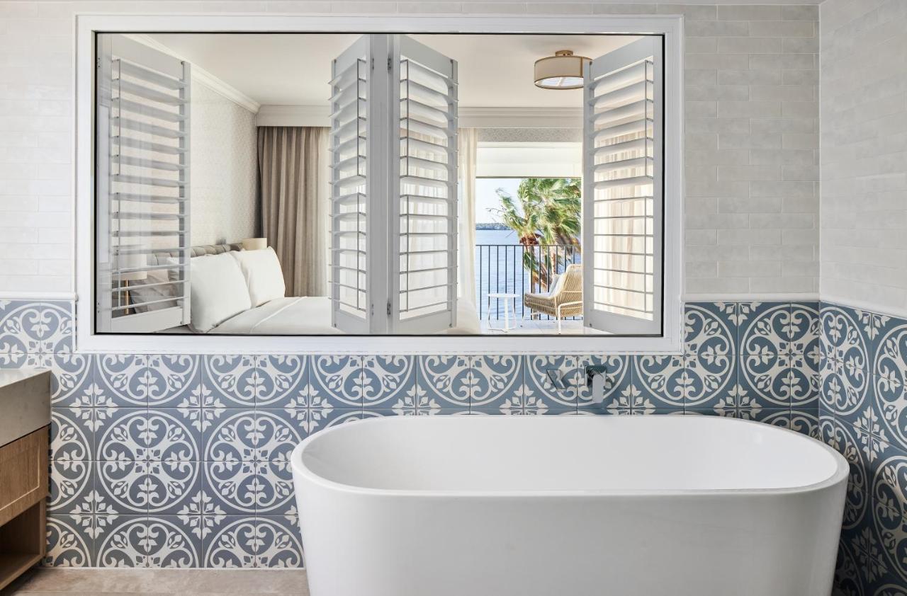 The Beachcomber Hotel & Resort, Ascend Hotel Collection Toukley Εξωτερικό φωτογραφία Bathroom mirror