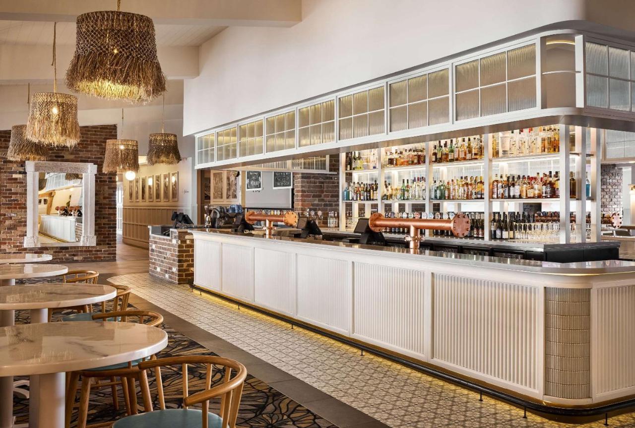 The Beachcomber Hotel & Resort, Ascend Hotel Collection Toukley Εξωτερικό φωτογραφία The bar at the Riverbank Suite