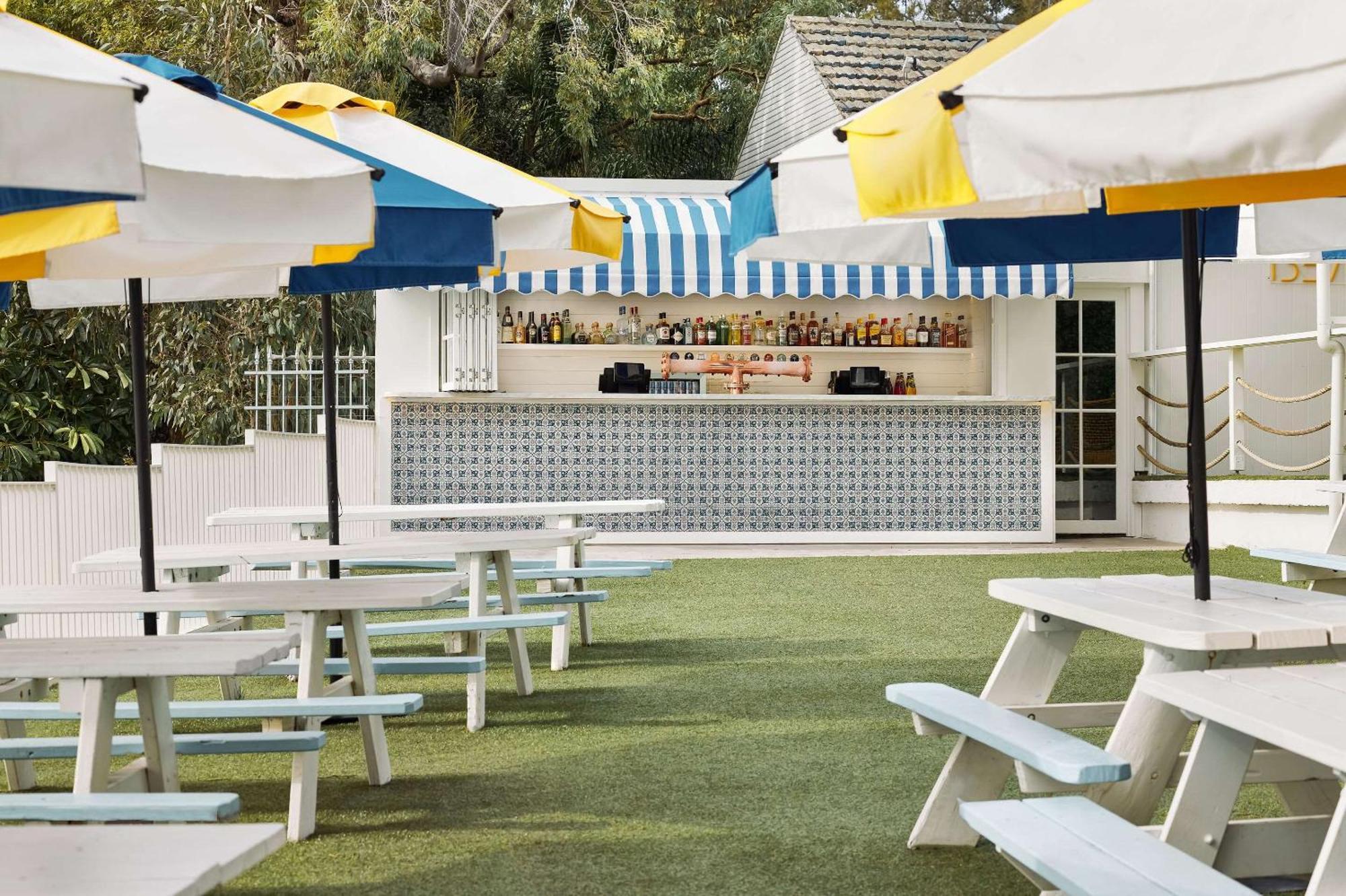 The Beachcomber Hotel & Resort, Ascend Hotel Collection Toukley Εξωτερικό φωτογραφία The bar at the Standard