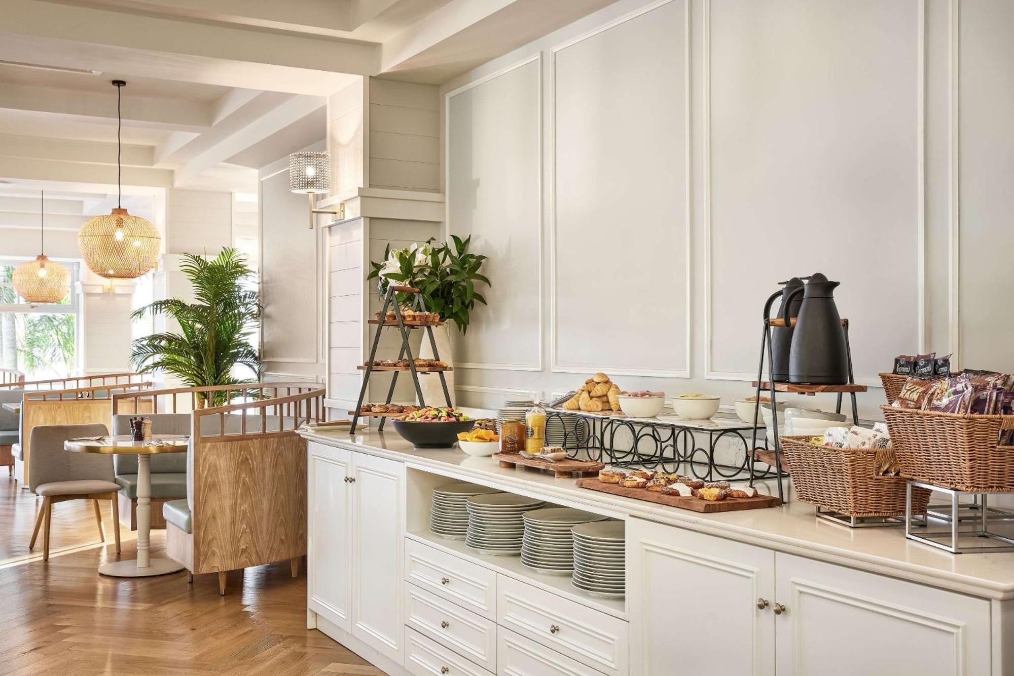 The Beachcomber Hotel & Resort, Ascend Hotel Collection Toukley Εξωτερικό φωτογραφία The buffet at the hotel