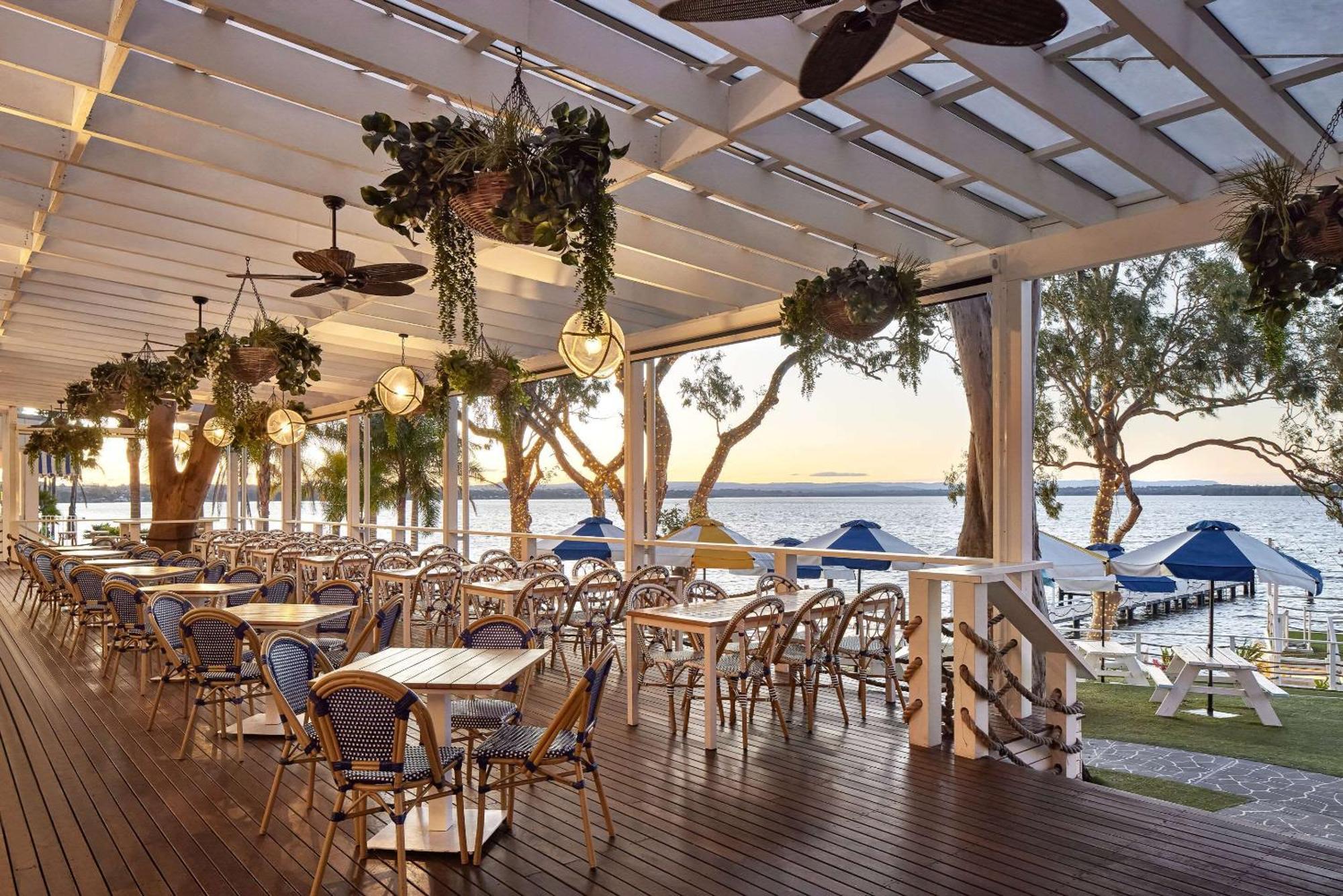 The Beachcomber Hotel & Resort, Ascend Hotel Collection Toukley Εξωτερικό φωτογραφία The Deck at the Oyster Bar