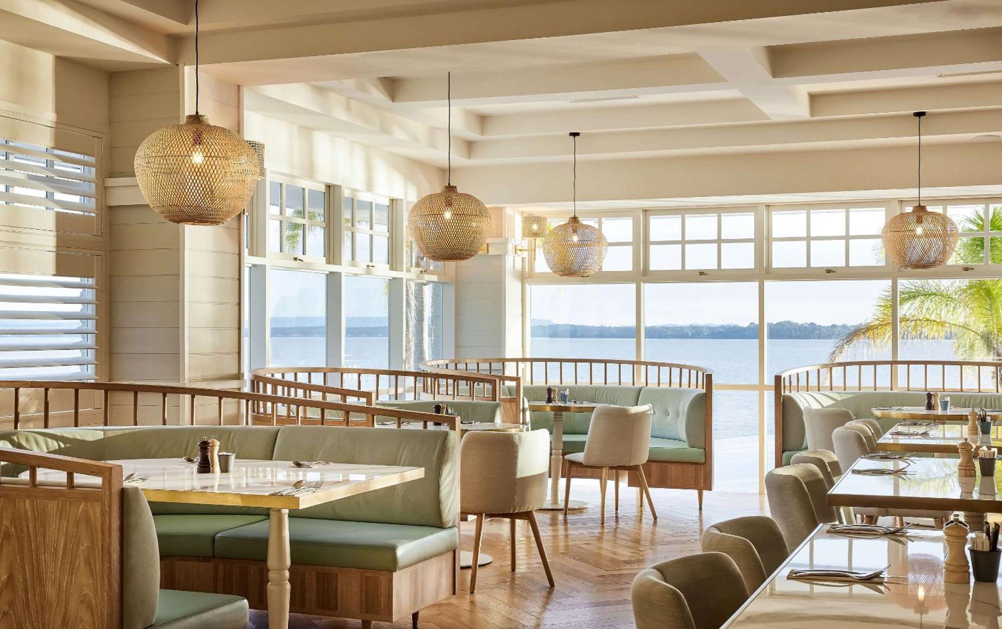 The Beachcomber Hotel & Resort, Ascend Hotel Collection Toukley Εξωτερικό φωτογραφία The restaurant at the hotel