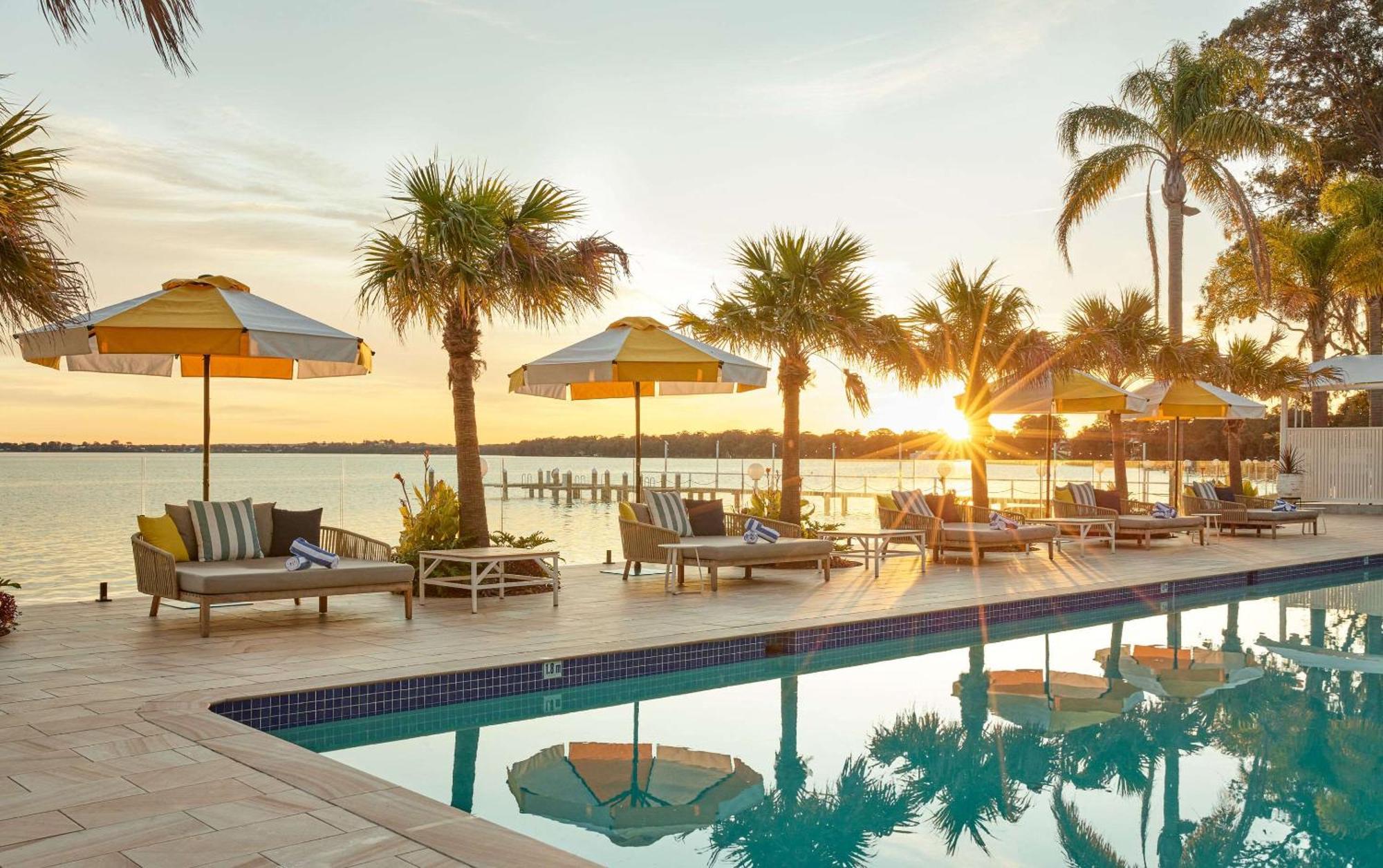 The Beachcomber Hotel & Resort, Ascend Hotel Collection Toukley Εξωτερικό φωτογραφία Sunset at the pool at the Marker Key West Hotel