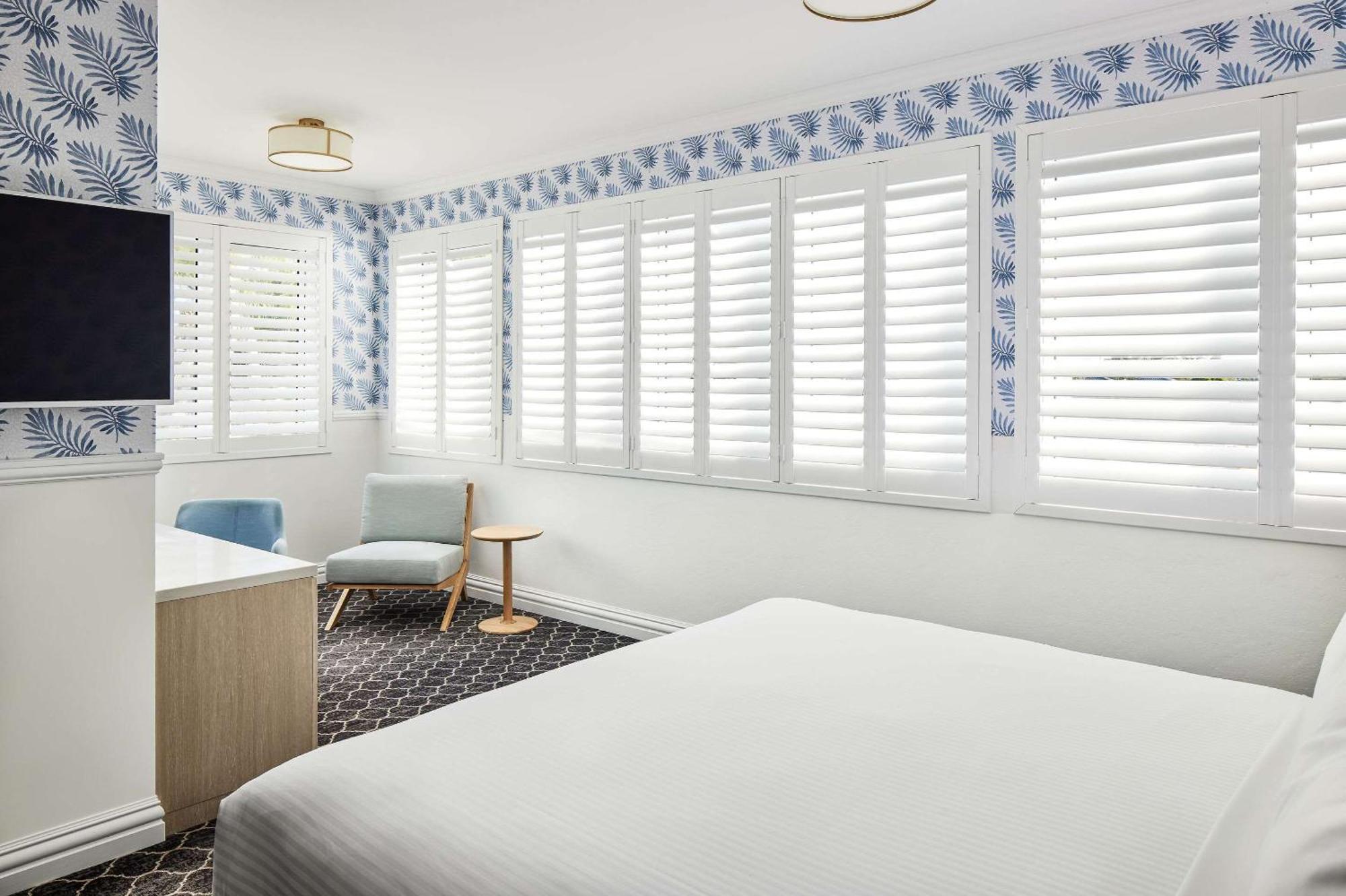 The Beachcomber Hotel & Resort, Ascend Hotel Collection Toukley Εξωτερικό φωτογραφία A bedroom with shutters