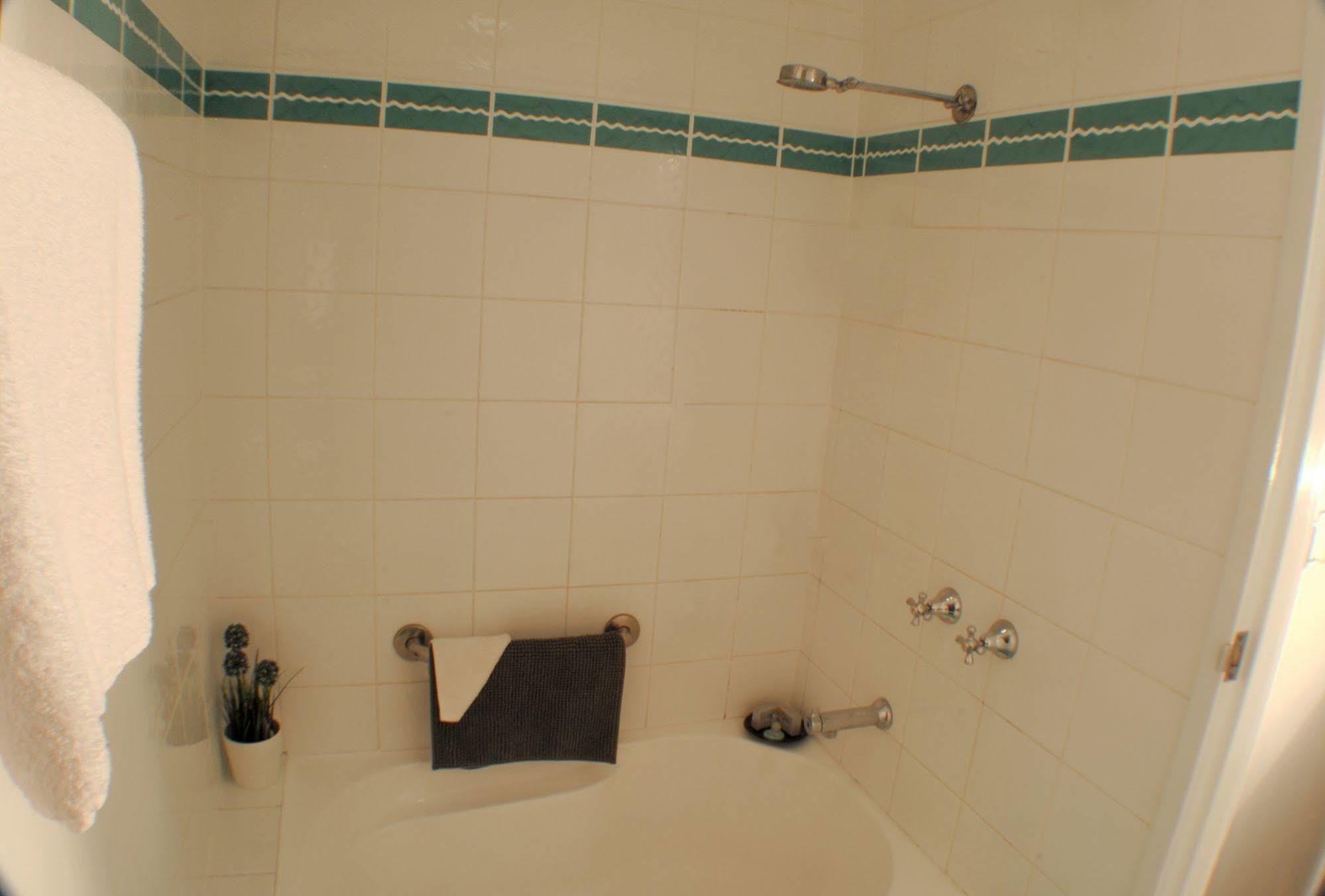 The Beachcomber Hotel & Resort, Ascend Hotel Collection Toukley Εξωτερικό φωτογραφία A shower with a shower head and a body spray