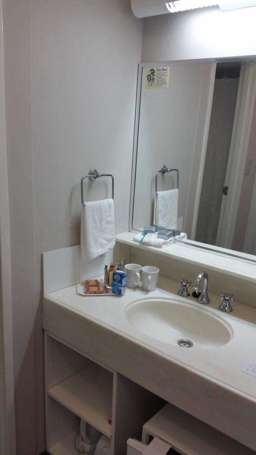 The Beachcomber Hotel & Resort, Ascend Hotel Collection Toukley Εξωτερικό φωτογραφία A typical bathroom in a hotel room