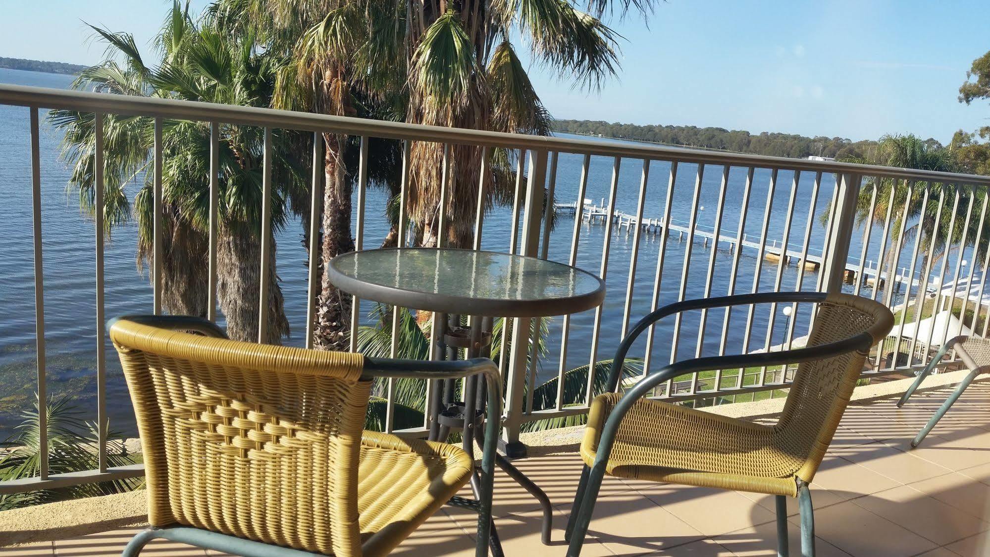 The Beachcomber Hotel & Resort, Ascend Hotel Collection Toukley Εξωτερικό φωτογραφία View of the Gulf of Mexico from the balcony of a hotel room at the Lake Marion Resort