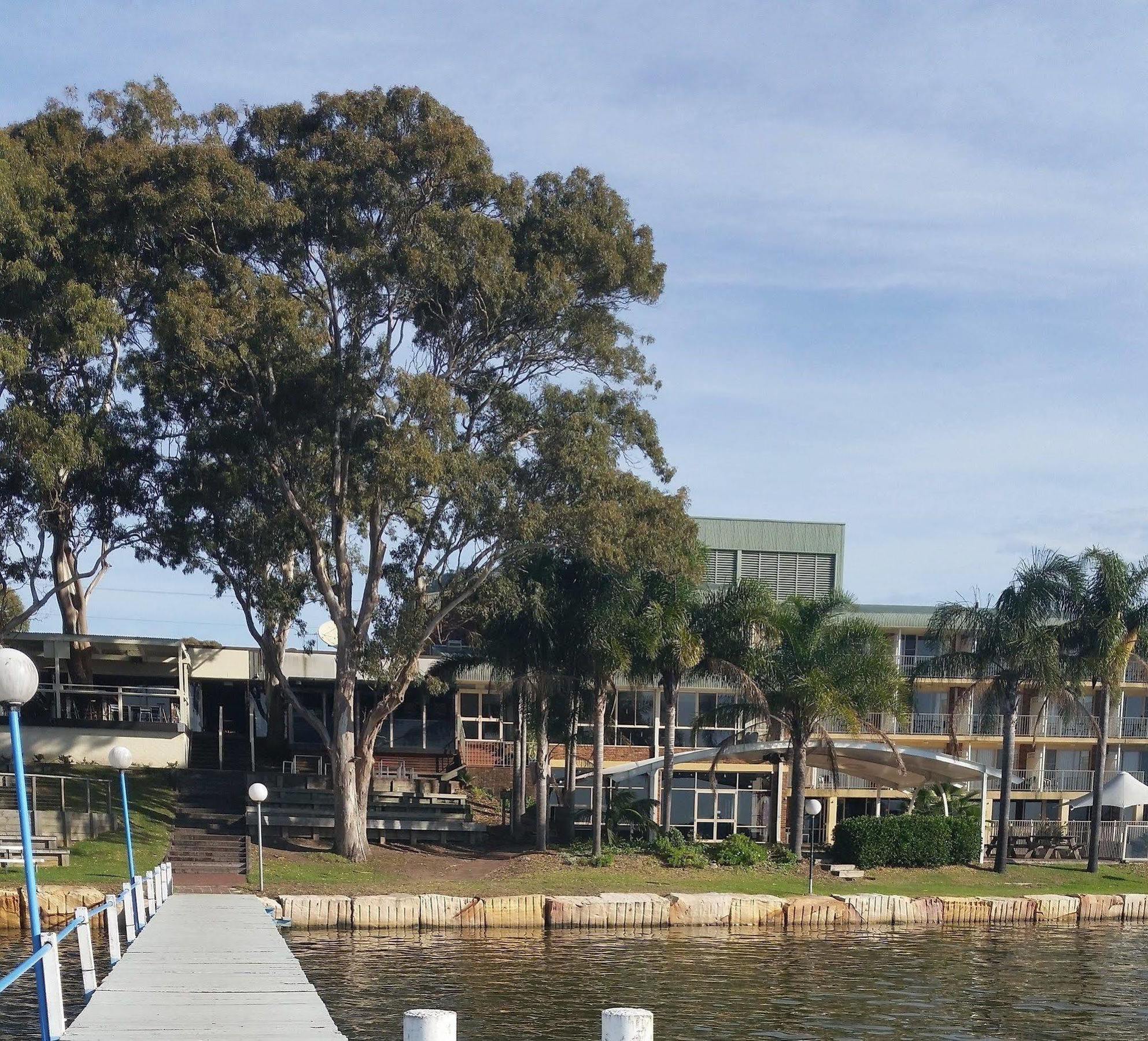 The Beachcomber Hotel & Resort, Ascend Hotel Collection Toukley Εξωτερικό φωτογραφία The campus from the river